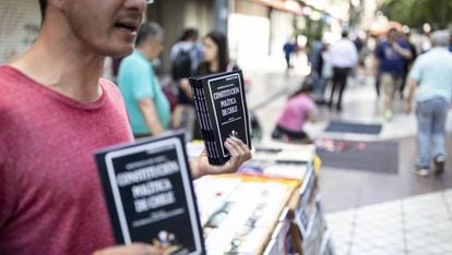 Un vendedor callejero ofrece ejemplares de la Constitución de Chile en el centro de Santiago.