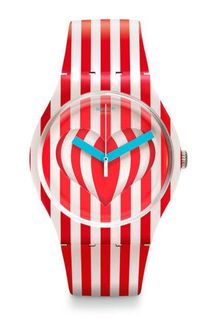 Reloj 'Sweet San Valentín' de Swatch. Su estampado recuerda a un bastón de caramelo y lleva un corazón en el centro de la esfera (60 euros).