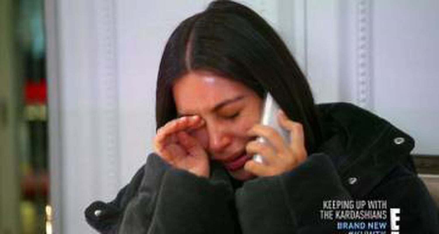 Kim Kardashian, llora al recordar el asalto en uno de los episodios de su show.