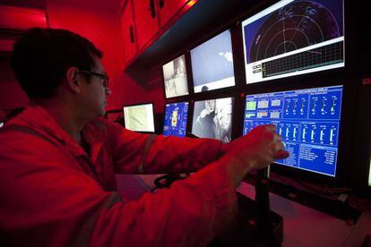 Un técnico opera un robot en la plataforma de aguas profundas Centenario.