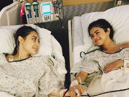 Selena Gomez, junto a Francia Raisa, la amiga que le ha donado un riñón, en la foto de Instagram.