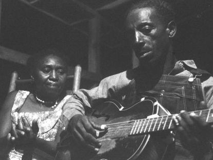 El 'bluesman' Fred McDowell y su mujer en su casa en Misisipi, en 1959.