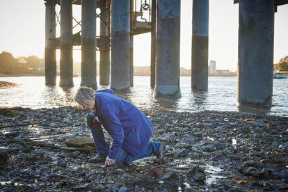 La 'mudlarker' Lara Maiklem rebuscando en la orilla del Támesis, en Londres. Fotografía cedida por la editorial.