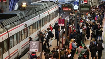 Usuarios de Cercanías este viernes en la estación de Atocha.  