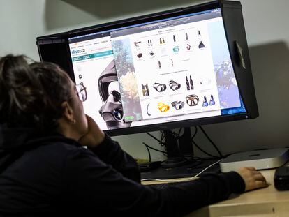 Una mujer consulta la página de Tradeinn, web especializada en material deportivo.