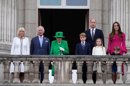 Tras el desfile, la reina Isabel II ha sorprendido saludando desde el balcón del palacio de Buckingham junto a sus herederos y familia más directa. Tras su aparición, sobre las cinco de la tarde (hora británica), la multitud congregada ha cantado el 'Dios Salve a la Reina'. De izquierda a derecha, Camila de Cornualles, Carlos de Inglaterra, la monarca y los duques de Cambridge, Guillermo y Kate, junto a sus hijos, Jorge, Carlota y Luis, el 5 de junio de 2022 en Londres.