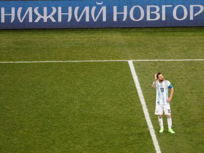 Tras el penalti fallado contra Islandia, el delantero del Barça, rodeado de un plantel que no lo acompaña, se diluye y deja sonada a la Albiceleste