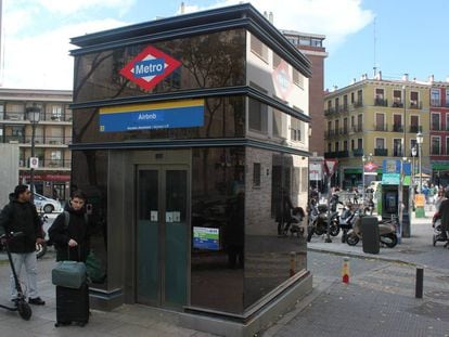 Un turista usa la estación de metro Airbnd, esta mañana.