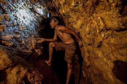 Mineros son baleados, apuñalados o descuartizados en medio de una guerra entre bandas de mafiosos que luchan por el control de los yacimientos.