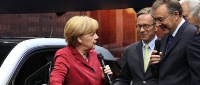 La canciller alemana Angela Merkel junto al directivo de BMW, Norbert Reithofer, en el sal&oacute;n del autom&oacute;vil en Frankfurt.