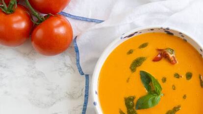 Mira qué pinta tiene esta sopa fría de tomate y mascarpone con pesto