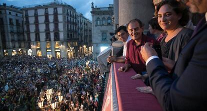 Javier Pérez Andújar i Ada Colau, al balcó de l'Ajuntament.