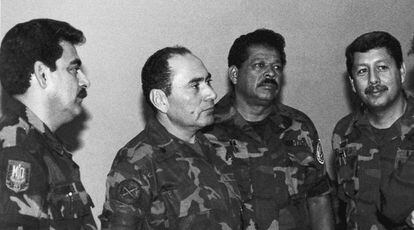 Inocente Montano, tercero desde la izquierda, en una imagen de julio de 1989, junto a otros altos cargos del Ejército salvadoreño. 