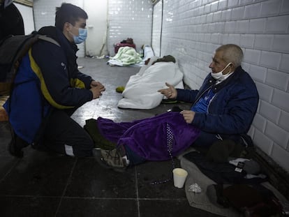 Una trabajadora del Samur Social conversa con una de las personas sin techo refugiadas en la Estación del Arte.