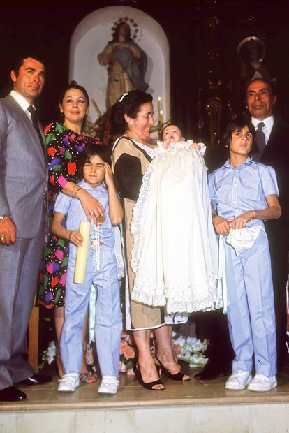El 9 de febrero de 1984 nació Kiko Rivera. En la imagen, Francisco Rivera Paquirri e Isabel Pantoja, junto a los dos hijos de su marido, Cayetano y Fran. La madre de la cantante, Ana, con el recién nacido en brazos, y el padre del torero, Antonio Rivera.