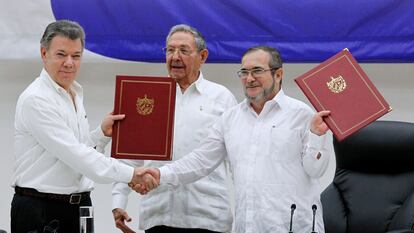 Juan Manuel Santos y Timoleón Jimenez 'Timonchenko' se dan la mano se dan la mano durante la ceremonia para firmar el alto al fuego, el 23 de junio de 2016, en La Habana.