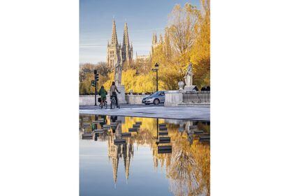 Las torres de la catedral de Burgos y sus características agujas, de un estilo gótico flamígero germánico traído por Juan de Colonia y continuado por su hijo Simón, se reflejan en una fuente de la ciudad.