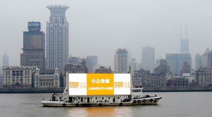 Un barco publicitario navega por el río Yangtsé de Shanghai
