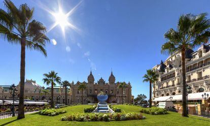 Montecarlo, en Mónaco, ocupa el séptimo puesto de la clasificación. El punto más popular del principado es la Place du Casino, donde se encuentran su célebre casino y el Hôtel de Paris, alojamiento con más de 150 años de historia, en el que se han hospedado ilustres personajes y escenario, en dos ocasiones, de la saga cinematográfica de James Bond.