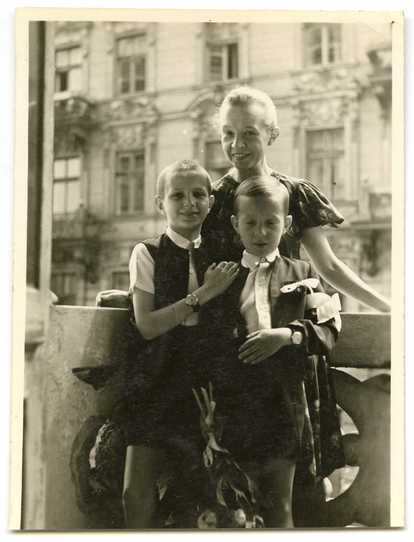 Michal (el mayor) y Rafal Skibinski, con su madre Teresa, en 1941 en el balcón del apartamento donde se refugiaron durante la guerra.