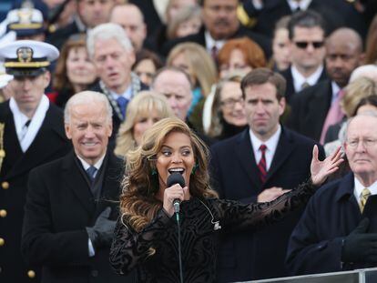 En 2013, Beyoncé admitió haber hecho 'playback' en la investidura de Barack Obama. Lo atribuyó a "la metereología y la falta de tiempo para ensayar". En el vídeo, una breve historia de esta técnica en el último siglo (CARLOS MARTÍNEZ/ÁLVARO DE LA RÚA).
