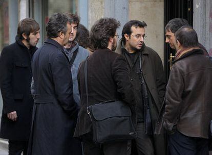 Javier Rebollo (con gafas), ayer junto a  integrantes del colectivo Cineastas contra la Orden.