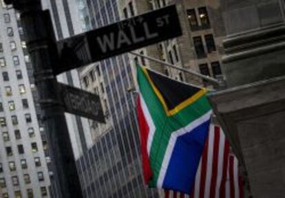 La bandera sudafricana, colgada en Wall Street en homenaje a Nelson Mandela.