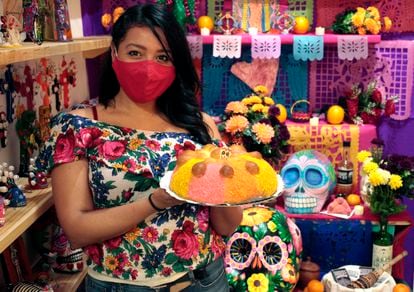 Sandy con su pan de muerto familiar en el altar de una clienta