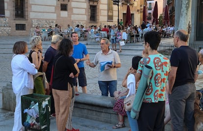 Los vecinos de la capital, reunidos en una asamblea para concretar actuaciones legales ante el ruido y desfase de zonas de ocio, este martes en La Latina.