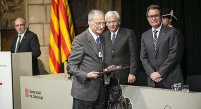 El historiador Hilari Raguer, después de recoger su galardón.
