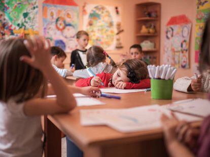 Una niña se duerme en clase.