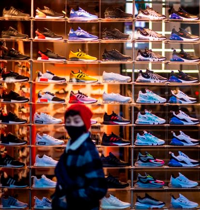 Un chico pasa delante de una tienda de zapatillas en Berlín, el pasado mes de diciembre.