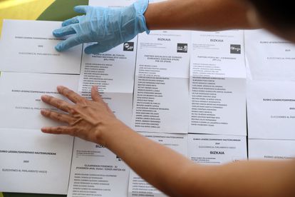 Sobres y papeletas para depositar el voto al Parlamento Vasco el domingo 12.