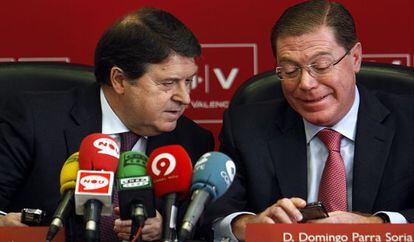 Jos&eacute; Luis Olivas y Domingo Parra, exconsejero delegado del Banco de Valencia, en enero de 2010.