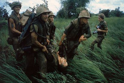 Catherine Leroy (1944-2006)

Esta francesa iba para pianista, pero con 21 años se compró un billete de ida  a Saigón para contarle al mundo con su Leica el lado humano de la guerra de Vietnam. Sus fotografías buscaban momentos cotidianos, alejadas de las icónicas de guerra. Las imágenes que tomó de sus captores del Vietcong dieron la vuelta al mundo en la portada de la revista Life en en 1968. Líbano y la guerra civil fueron el punto álgido de su carrera como fotógrafa de combate. Después, se hizo fotógrafa de moda, especialmente en Japón (en la imagen, foto tomada por Leroy de unos marines durante la Guerra de Vietnam).