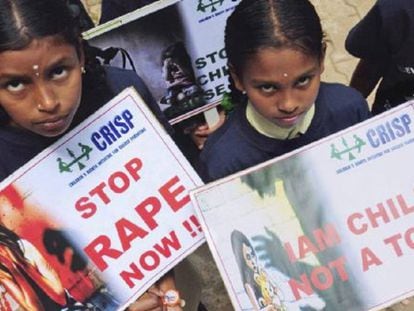 Ni&ntilde;as en una manifestaci&oacute;n contra las violaciones en Bangalore en 2014.