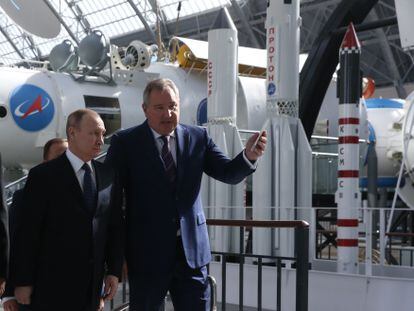 El presidente ruso Vladimir Putin (izquierda) con el entonces director de Roscosmos, Dmitry Rogozin, en la exposición de la industria espacial, el 12 de abril de 2018 en Moscú, Rusia.