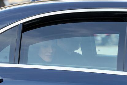 Felipe VI y doña Letizia, a su llegada al funeral de Pilar de Borbón, este miércoles en El Escorial (Madrid).