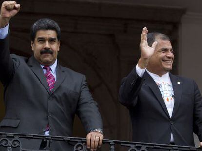 Nicolás Maduro en su llegada a Quito con el presidente Rafael Correa.