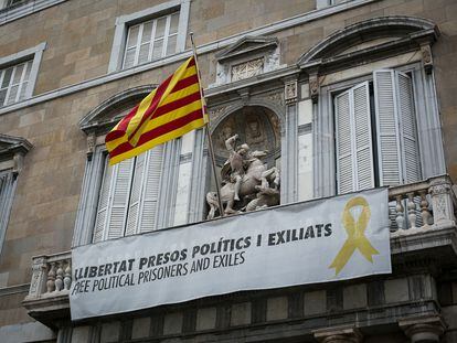Fachada del Palau de la Generalitat, con una pancarta en apoyo a los presos del 'procés' independentista, en septiembre de 2019.