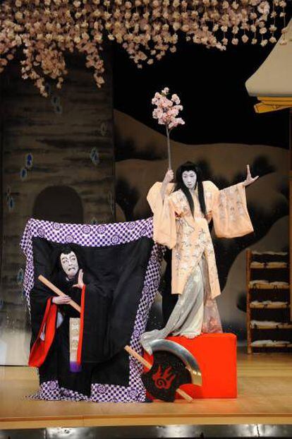Yahura Bando (izquierda) y su hijo Shingo, en una representación.