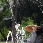 GRAF7928.  CÓRDOBA, 01/08 / 2020.-Una niña se refresca en una de las fuentes de la ciudad, para mitigar las altas temperaturas, hoy sábado Córdoba continúa con un aviso naranja por las altas temperaturas.  EFE / Habitaciones