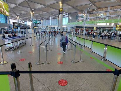 Señales de distancia por la Covid-19 en el aeropuerto de Málaga-Costa del Sol. 