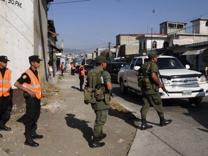 Polic&iacute;a y Ej&eacute;rcito patrullan en una ciudad de Guatemala.
