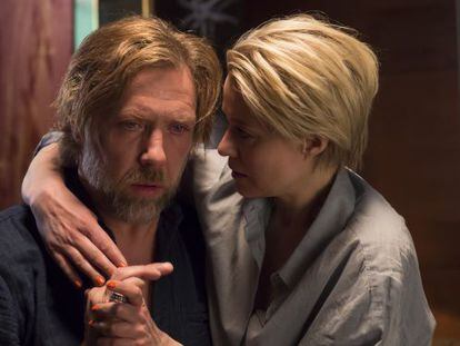 Mikael Persbrandt y Trine Dyrholm, en la película.