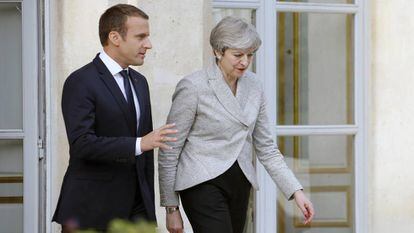 El presidente de Francia, Emmanuel Macron, y la primera ministra brit&aacute;nica, Theresa May. 