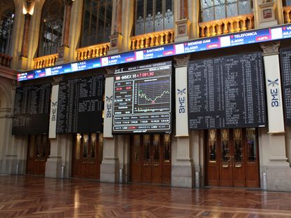 Unas pantallas muestran la cotización del Ibex 35 en la Bolsa de Madrid.