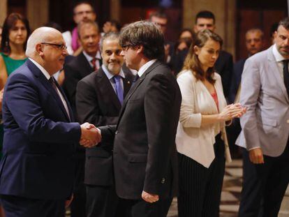 Baiget y Puigdemont se saludan este martes por la ma&ntilde;ana. A la derecha, Vila.