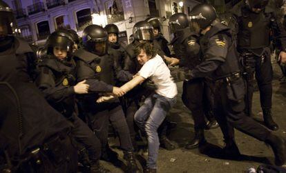 La policía desaloja Sol de madrugada.