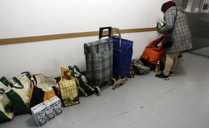 Una mujer recoge alimentos en el Centro de C&aacute;ritas de Guadalajara.